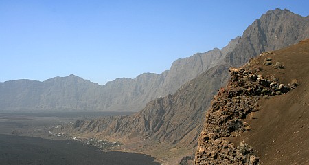 Blick von der Bordeira nach Bangaeira (Insel Fogo)